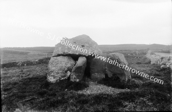 CROMLECH & GRAVE STONES SOUTH OF ROAD